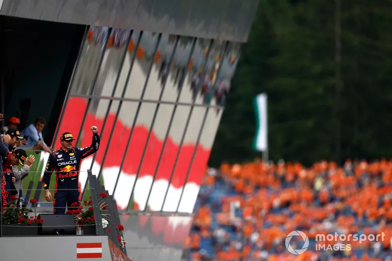 Max Verstappen, Red Bull Racing, 1° posizione, arriva sul podio