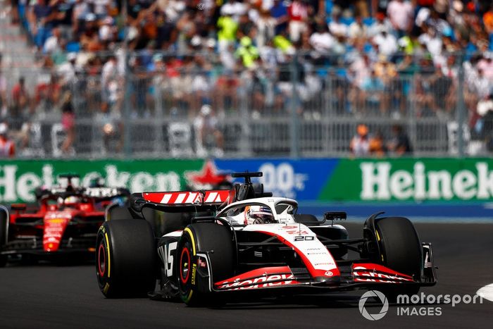 Kevin Magnussen, Haas VF-23, Charles Leclerc, Ferrari SF-23