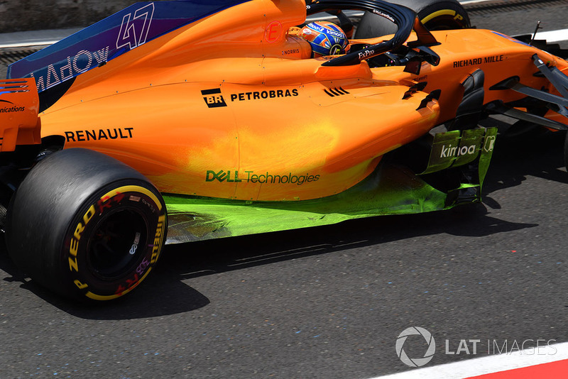 Lando Norris, McLaren MCL33, con parafina en los pontones y el fondo plano