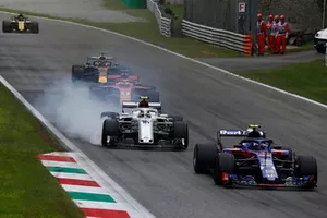 Pierre Gasly, Scuderia Toro Rosso STR13 et Charles Leclerc, Alfa Romeo Sauber C37 en bataille