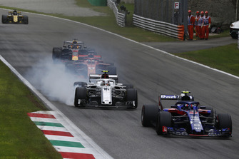 Pierre Gasly, Scuderia Toro Rosso STR13 et Charles Leclerc, Alfa Romeo Sauber C37 en bataille