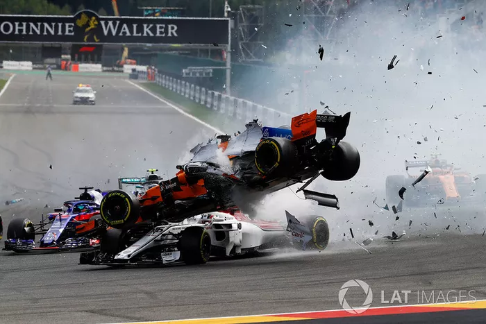 Fernando Alonso, McLaren MCL33, vuela sobre Charles Leclerc, Sauber C37, despues del contacto de Nico Hulkenberg, Renault Sport F1 Team R.S. 18, en la salida