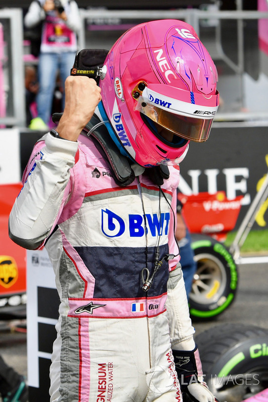 Esteban Ocon, Racing Point Force India F1 Team, festeggia nel parco chiuso