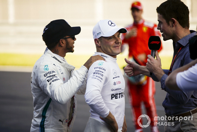 Lewis Hamilton, Mercedes AMG F1, félicite le poleman Valtteri Bottas, Mercedes AMG F1