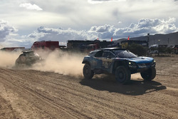 #318 Peugeot: Romain Dumas, Alain Guehennec remolcan al dañado #304 Peugeot Sport Peugeot 3008 DKR: