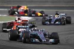 Валттері Боттас, Mercedes AMG F1 W08, їде попереду Себастьяна Феттеля, Ferrari SF70H, Льюіса Хемілто