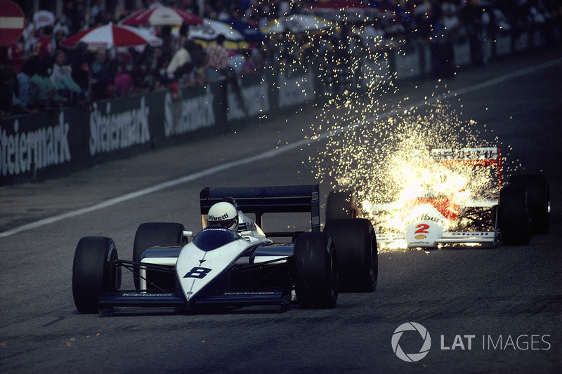 1987年オーストリアGP:アンドレア・デ・チェザリスのブラバムから上がった火の粉を”被る”マクラーレンのステファン・ヨハンソン