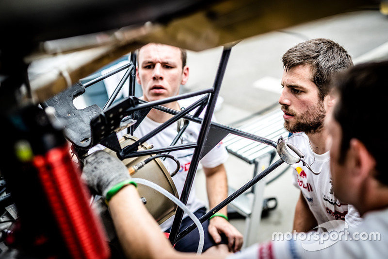 Mecánicos trabajan en el  #100 Peugeot Sport Peugeot 3008 DKR: Cyril Despres, David Castera