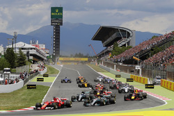 Льюіс Хемілтон, Mercedes AMG F1 W08, Себастьян Феттель, Ferrari SF70H на старті