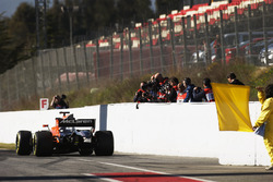 Fotografen knipsen den McLaren MCL32 von Stoffel Vandoorne ausgangs der Boxengasse