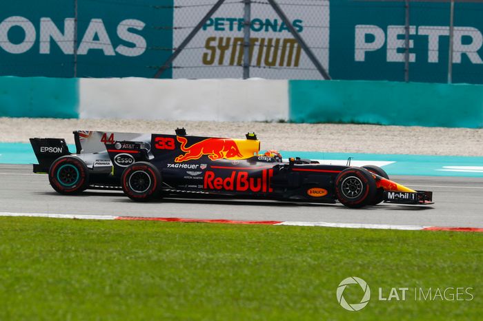 Max Verstappen, Red Bull Racing RB13, pasa a Lewis Hamilton, Mercedes F1 W08