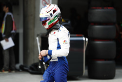 Antonio Giovinazzi, Sauber, rentre au stand après son accident