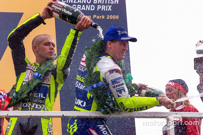 Podio: ganador  de la carrera Valentino Rossi, segundo lugar Kenny Roberts Jr.