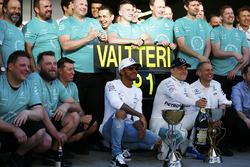 Lewis Hamilton, Mercedes AMG F1, le vainqueur Valtteri Bottas, Mercedes AMG F1, Tony Ross, ingénieur de course, Mercedes AMG F1