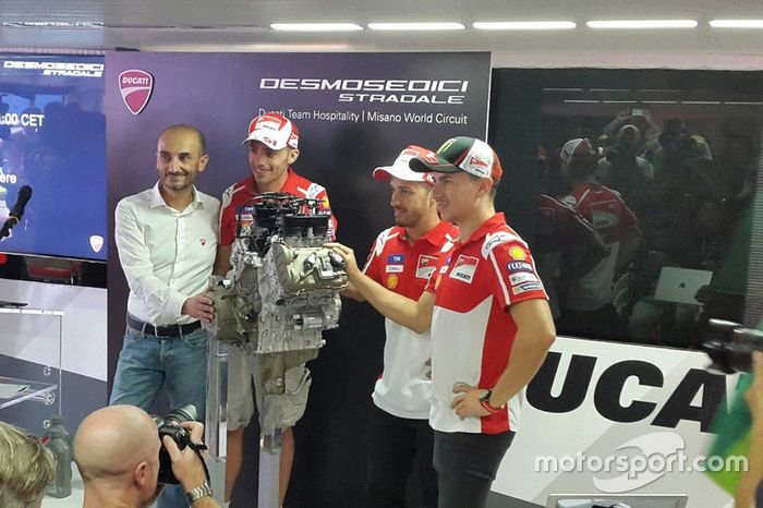 El CEO. Ducati Claudio Domenicali con los pilotos Jorge Lorenzo, Andrea Dovizioso y Michele Pirro pr
