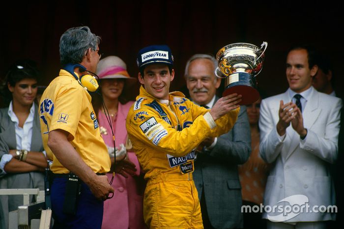 Podio: ganador carrera Ayrton Senna, Team Lotus con Lotus Jefe Peter Warr, que recogió el trofeo de constructores