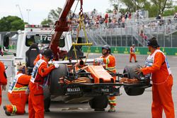 The car Fernando Alonso, McLaren MCL32 is recovered in FP1