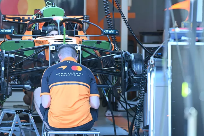 ماكلارين MCL40، التفاصيل الفنية