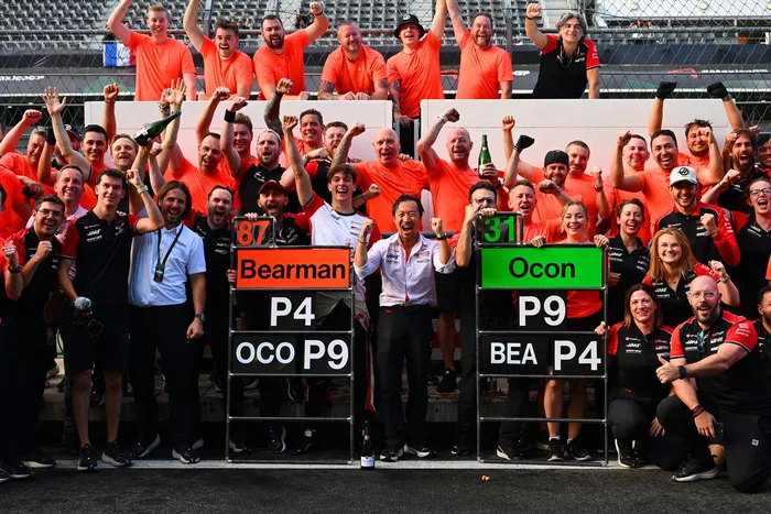 Esteban Ocon, Haas F1 Team, Oliver Bearman, Haas F1 Team, Ayao Komatsu, Haas F1 Team