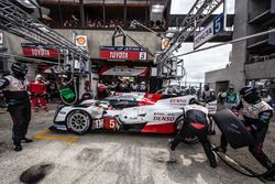 Pit stop and last driver change for #5 Toyota Racing Toyota TS050 Hybrid: Anthony Davidson, Sébastien Buemi, Kazuki Nakajima