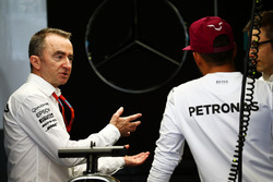 Paddy Lowe, Mercedes AMG F1 Executive Director, con Lewis Hamilton, Mercedes AMG F1