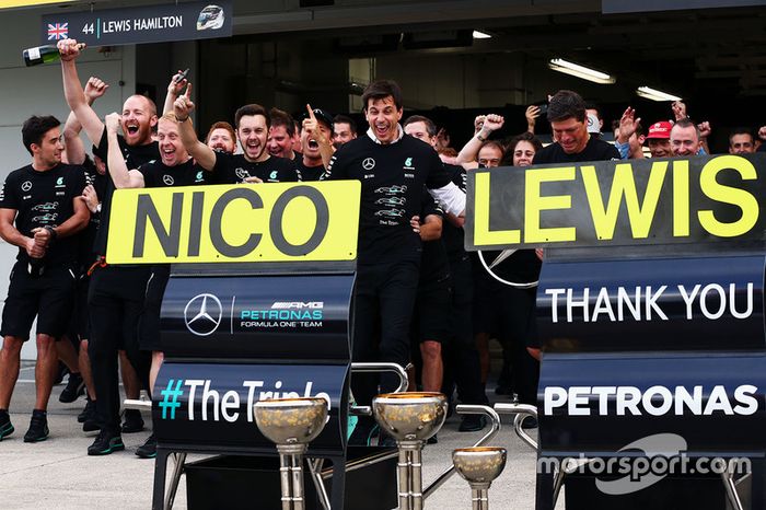 Mercedes celebra el campeonato de constructores de F1 2016