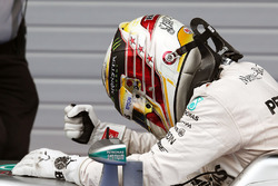 Winnaar Lewis Hamilton, Mercedes AMG F1 W07 Hybrid viert in parc ferme