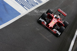 Sebastian Vettel, Ferrari SF16-H rimuove una visiera a strappo dal suo casco