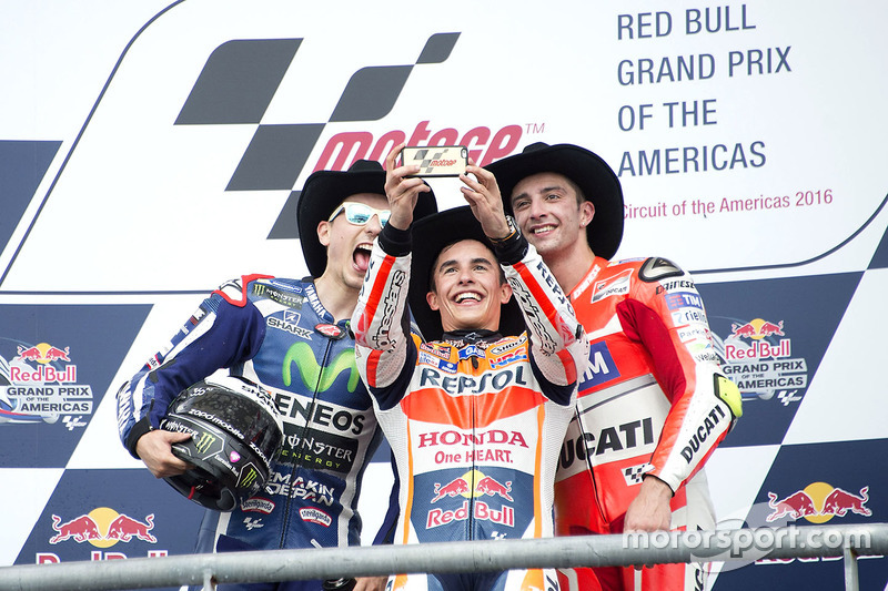 Podio: Carrera ganador Marc Márquez, del equipo Repsol Honda, Honda; segundo lugar Movistar Yamaha M