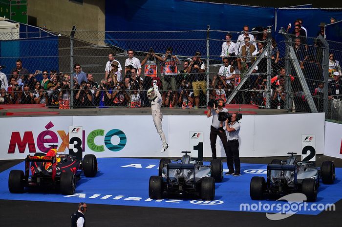 Lewis Hamilton celebra la 17ª victoria de Mercedes en México