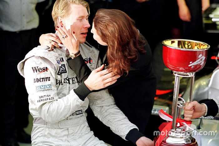 Mika Hakkinen, McLaren besa a su esposa Erja después de ganar el Campeonato Mundial de Fórmula uno