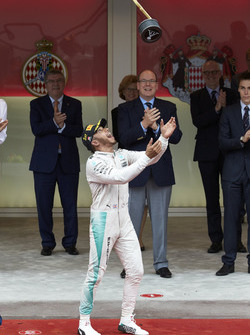 Переможець Льюіс Хемілтон, Mercedes AMG F1 святкує на подіумі