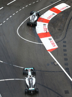 Nico Rosberg, Mercedes AMG F1 W07 Hybrid lidera Lewis Hamilton, Mercedes AMG F1 W07 Hybrid