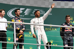 Подіум: переможець Льюіс Хемілтон, Mercedes AMG F1, друге місце Даніель Ріккардо, Red Bull Racing, т