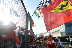 Sebastian Vettel, Ferrari, gibt Autogramme