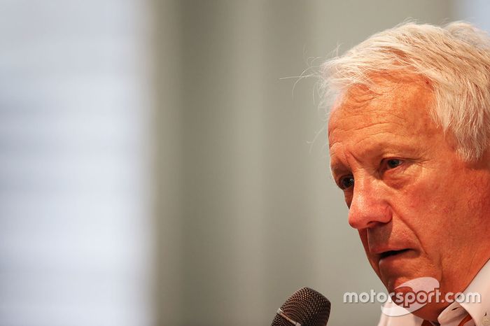 Charlie Whiting, delegado de la FIA en una conferencia de prensa FIA