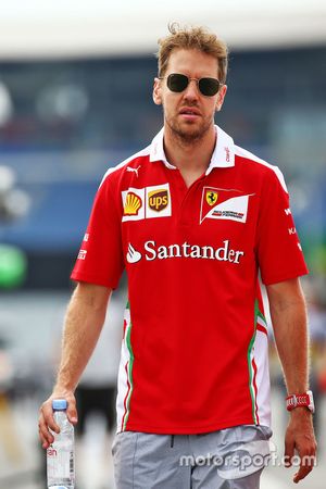 Sebastian Vettel, Ferrari camina por el circuito