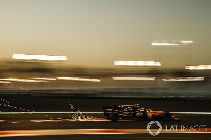 Carlos Sainz Jr., Renault Sport F1 Team RS17 sacando chispas