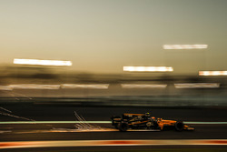 Carlos Sainz Jr., Renault Sport F1 Team RS17 envoie une gerbe d'étincelles