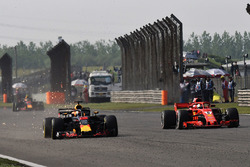 Daniel Ricciardo, Red Bull Racing RB14 lotta con Sebastian Vettel, Ferrari SF71H