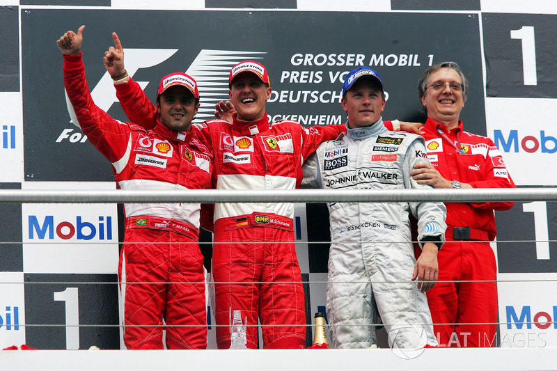 Podio: segundo lugar Felipe Massa, Ferrari; ganador de la carrera Michael Schumacher, Ferrari; tercer lugar Kimi Raikkonen, McLaren; Paolo Martinelli, Director de motores de Ferrari