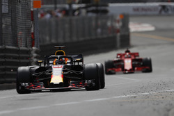 Daniel Ricciardo, Red Bull Racing RB14 y Sebastian Vettel, Ferrari SF71H