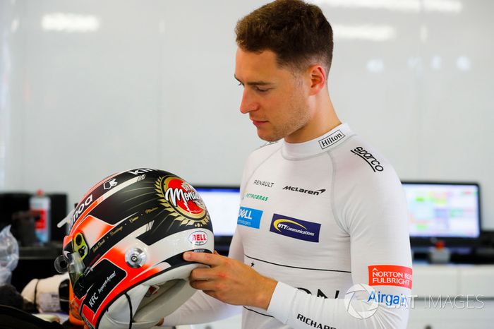 Stoffel Vandoorne, McLaren, revisa su diseño especial de casco