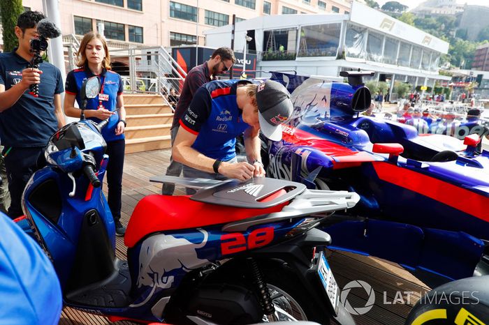 Brendon Hartley, Toro Rosso, signs a giant Honda key
