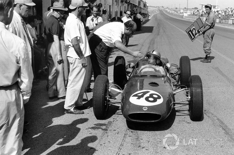 Willy Mairesse, Lotus 21-Climax, ai box