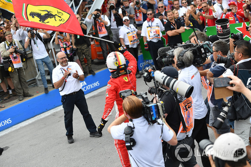 Yarış galibi Sebastian Vettel, Ferrari, parc ferme