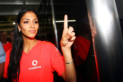Nicole Scherzinger, Pussycat Dolls şarkıcısı ve Dünya Şampiyonu Lewis Hamilton, McLaren