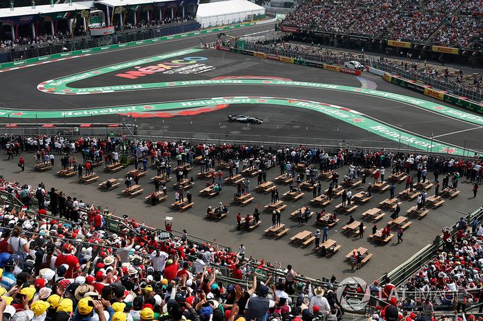 Lewis Hamilton, Mercedes-Benz F1 W08 con una ponchadura