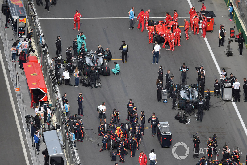 Daniel Ricciardo, Red Bull Racing RB14 and Valtteri Bottas, Mercedes-AMG F1 W09 EQ Power on the grid