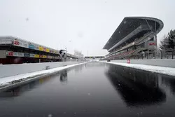 Recta principal del Circuit de Barcelona con nieve
